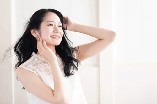 笑顔でこちらを見る女性